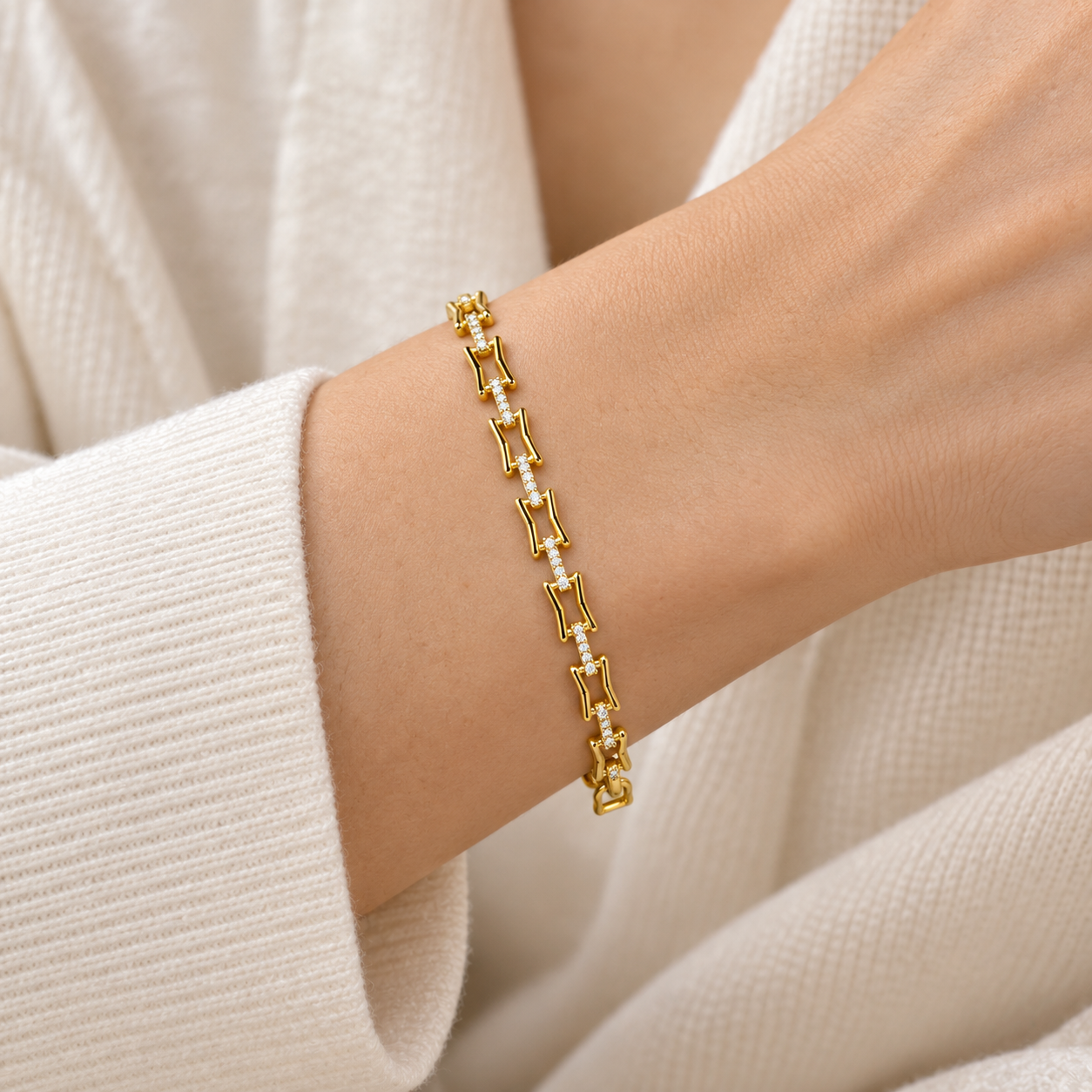 H Motifli İnce Bileklik – Gold